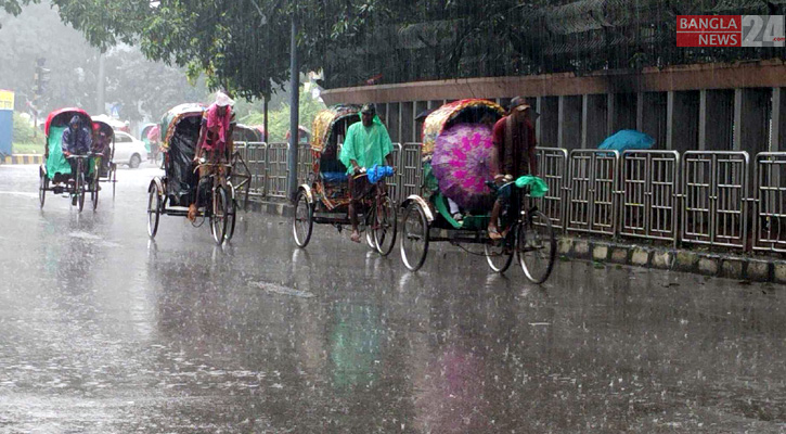 রাজধানীতে ঝুম বৃষ্টিতে নগরবাসীর ভোগান্তি।  ছবি: শাকিল আহমেদ