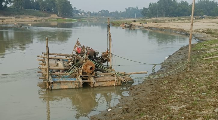 খোয়াই নদীতে বসানো ড্রেজার মেশিন