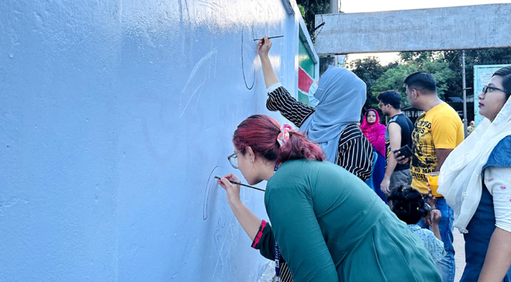 দেয়াল রং করে গ্রাফিতি আঁকায় ব্যস্ত শিক্ষার্থীরা