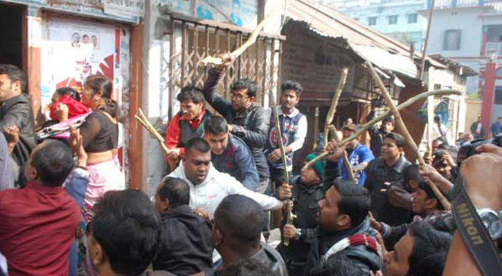 বরিশালে ২০১৭ সালের ৫ জানুয়ারি বিএনপি নেতাকর্মীদের ছাত্রলীগ-যুবলীগ কর্মীদের হামলার ছবি