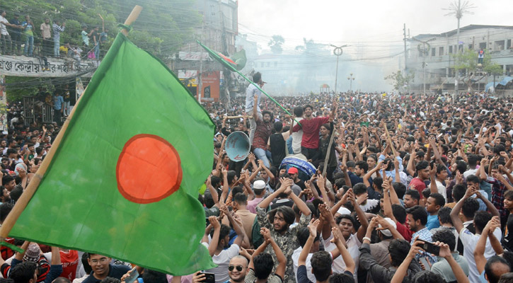 শেখ হাসিনার পতনের খবরে লাখ মানুষ পতাকা হাতে রাস্তায় নেমে আসে