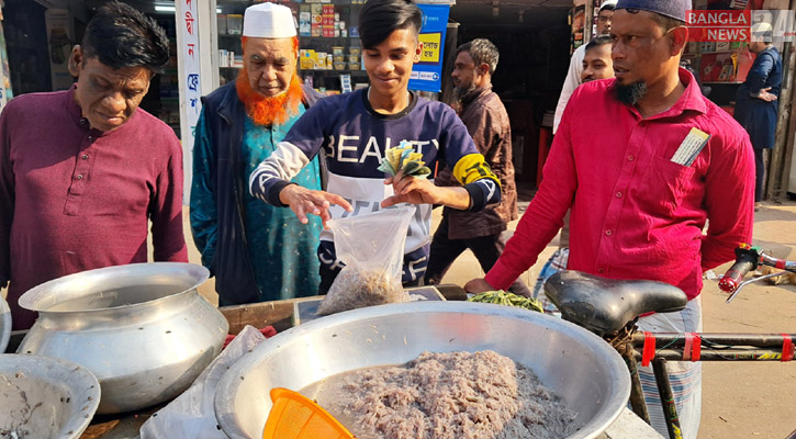 চাঁদপুর শহরের মিশন রোডস্থ শাহী মসজিদের সামনে সাগরের পোনা নামে বিক্রি হচ্ছে ছোট প্রজাতির মাছ। 