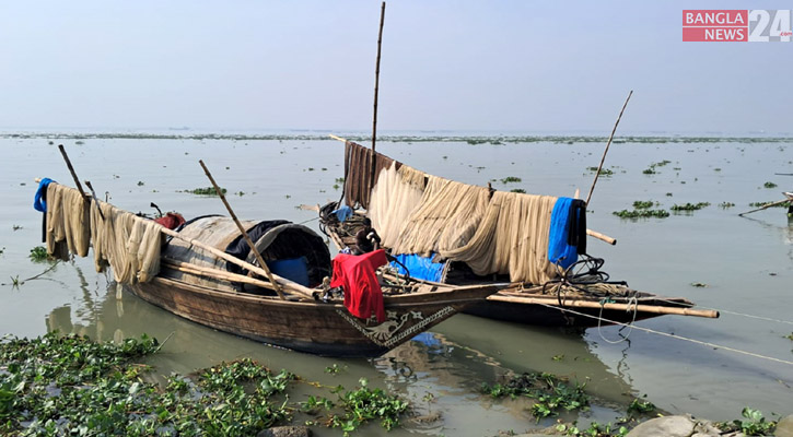 মেঘনায় বেহুন্দি ও মশারি জাল দিয়ে ধরা হচ্ছে ছোট মাছ।  মেঘনার চাঁদপুর সদর বহরিয়া বাজার এলাকা থেকে তোলা ছবি