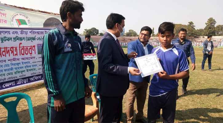 নাটোরে অনূর্ধ্ব-১৫ খেলোয়াড়দের ফুটবল প্রশিক্ষণ সমাপ্ত