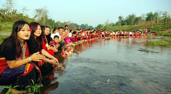 নদীতে ফুল ভাসিয়ে পাহাড়ে ‘বৈসাবি’ উৎসব শুরু