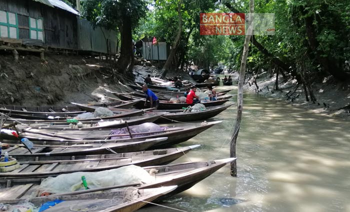 বর্ষায় গ্রামাঞ্চলে ডিঙি নৌকার কদর