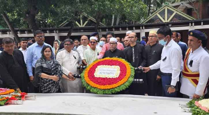 টুঙ্গিপাড়ায় বঙ্গবন্ধুর সমাধিতে নবনিযুক্ত ১১ বিচারপতির শ্রদ্ধা