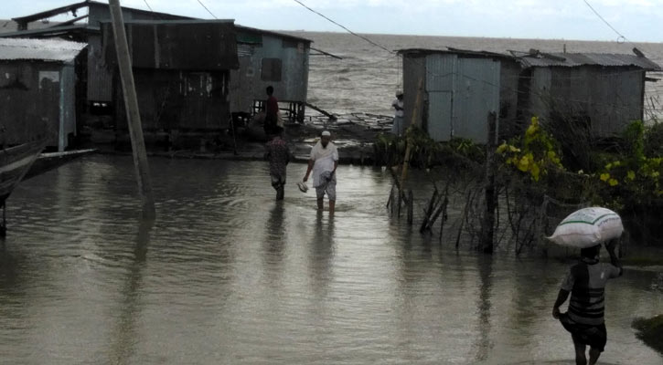 ভোলায় বৈরী আবহাওয়া, ৬৫ ফুটের নিচে সব নৌযান বন্ধ