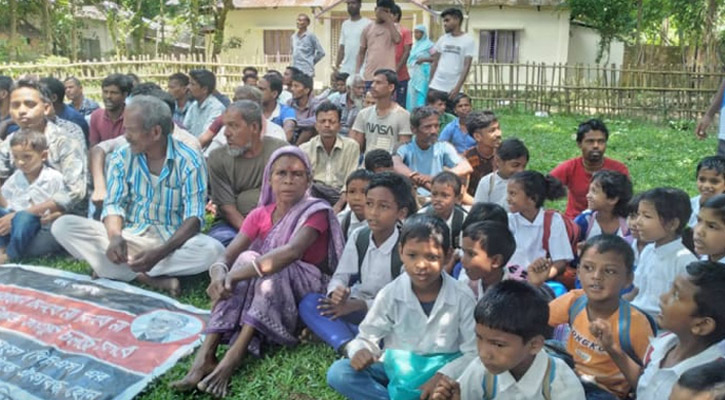 এবার শিশু সন্তানদের নিয়ে আন্দোলনে চা শ্রমিকরা