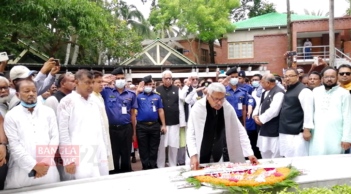 টুঙ্গিপাড়ায় বঙ্গবন্ধুর সমাধিতে ডেপুটি স্পিকারের শ্রদ্ধা