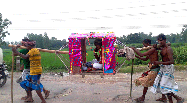 বাবার স্বপ্নপূরণে পালকিতে চড়ে বিয়ে