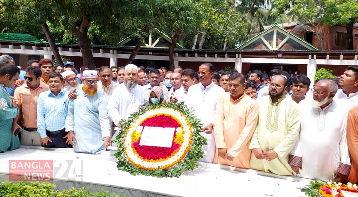 বঙ্গবন্ধুর সমাধিতে গৃহায়ণ-গণপূর্ত মন্ত্রণালয়ের নবনিযুক্ত সচিবের শ্রদ্ধা