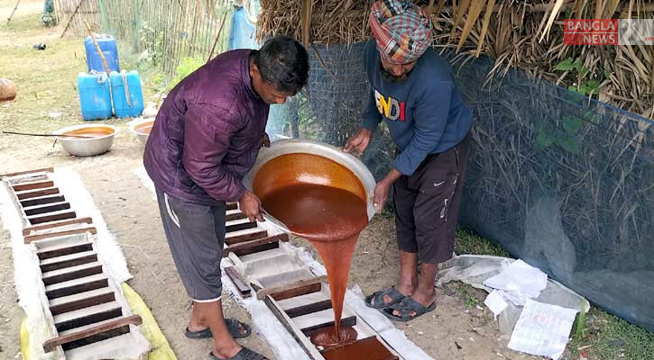 গুড় তৈরিতে কাটছে ব্যস্ত দিন