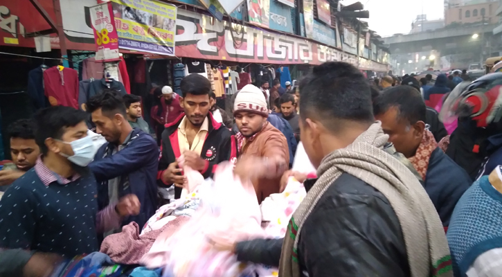 শীতে কাঁপছে সারাদেশ, রাজধানীতে গরম কাপড় কেনার ধুম