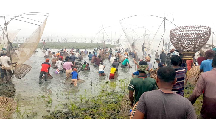 হবিগঞ্জে ঐতিহ্যবাহী পলোবাইচ উৎসবে শত শত মানুষ