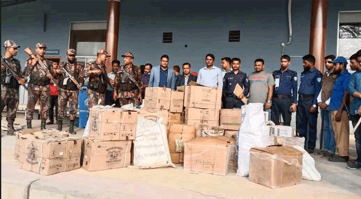 শশীদল রেলস্টেশনে টাস্কফোর্সের অভিযানে ৩ চোরাকারবারি আটক