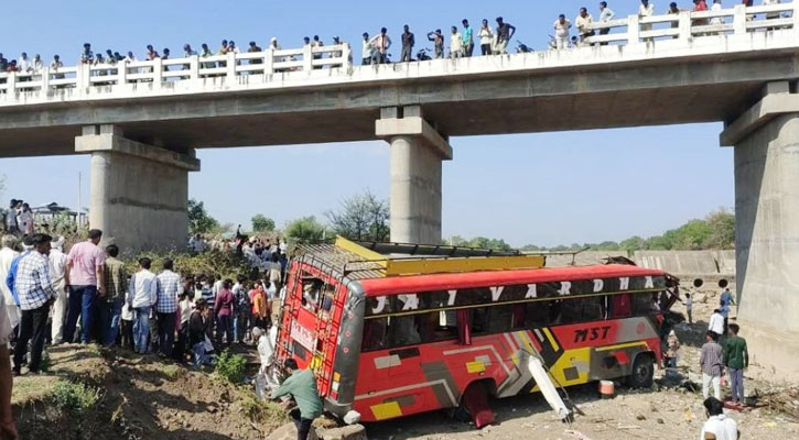 ভারতে সেতু থেকে বাস পড়ে প্রাণ গেল ১৫ জনের