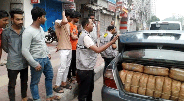 প্রাইভেটকারে মিলল ১০০ কেজি গাঁজা, ২০০ বোতল ফেনসিডিল