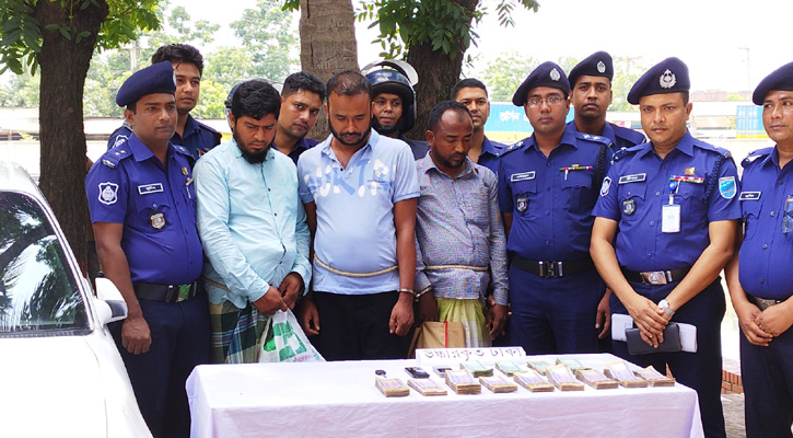 ব্যাংকের টাকা ছিনতাই করে মায়ের চিকিৎসা, পুলিশের কাছে ধরা