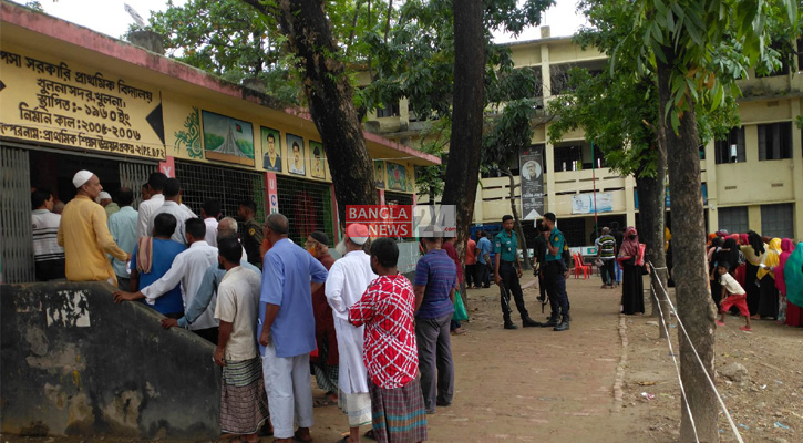 খুলনায় ভোট শুরুর আগে থেকেই কেন্দ্রে ভোটারের লাইন