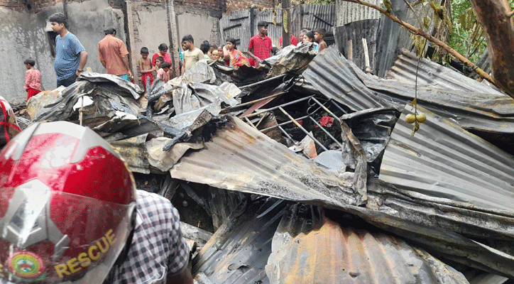 সিরাজগঞ্জে আগুনে পুড়ল তিন পরিবারের বসতঘর