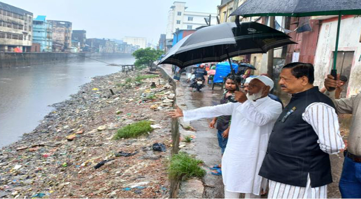 চাক্তাই খালের পাড়ে মেয়র যা দেখলেন