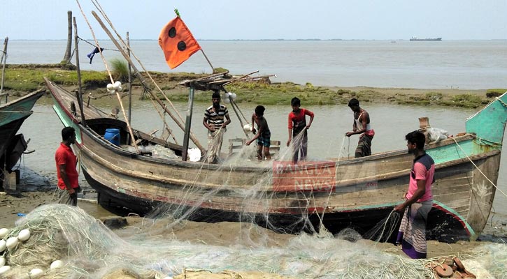 তেতুলিয়া নদীতে অভিযানিক দলের ওপর হামলা