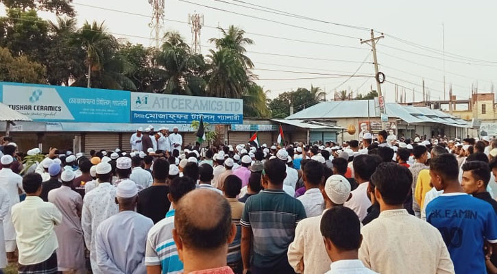 ফিলিস্তিনে ইসরায়েলি হামলার প্রতিবাদে সালথায় রাস্তায় হাজার মানুষ