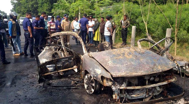 বাঘায় প্রাইভেটকারে আগুন দিল হরতাল সমর্থকরা