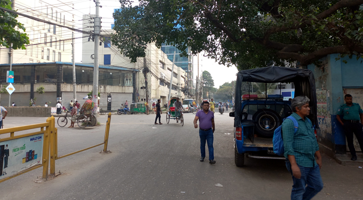 অবরোধে সড়কে যানবাহন কম, সতর্ক পুলিশ