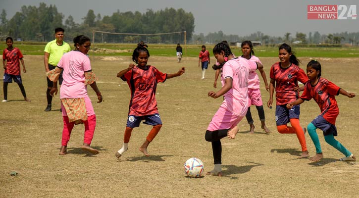 গোবিন্দগঞ্জে সাঁওতাল নারীদের ফুটবল ম্যাচ অনুষ্ঠিত