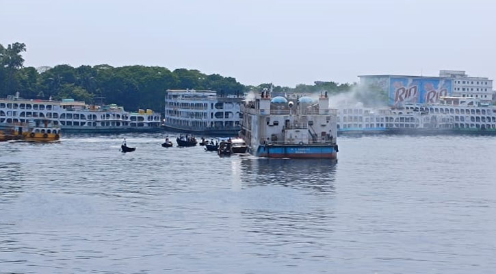 শ্যামবাজার ঘাটে লঞ্চে আগুন, নিয়ন্ত্রণে ৫ ইউনিট