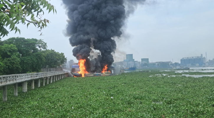 বুড়িগঙ্গায় তেলবাহী ট্রলারে বিস্ফোরণ, কেঁপে উঠল এলাকা