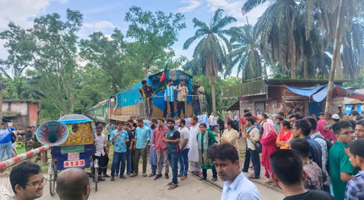 ট্রেন আটকে কোটাবিরোধী আন্দোলনে বাকৃবি শিক্ষার্থীরা