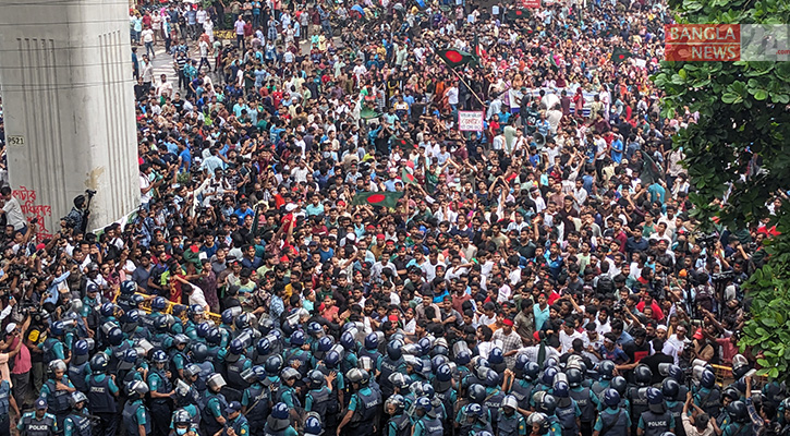 উত্তাল শাহবাগ, পুলিশের ব্যারিকেড ভেঙে দিলেন শিক্ষার্থীরা