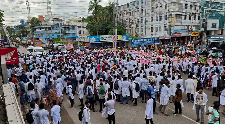 ব‌রিশাল-ঢাকা মহাসড়কে কোটা আন্দোলনকারীদের অবরোধ