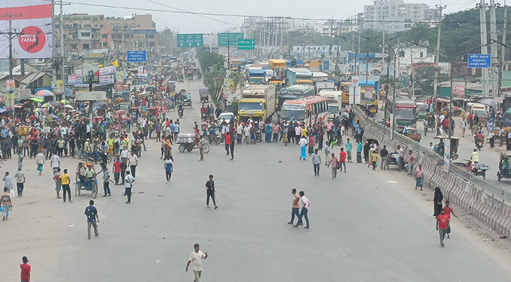 নবীনগর-চন্দ্রা মহাসড়ক অবরোধ শিক্ষার্থীদের