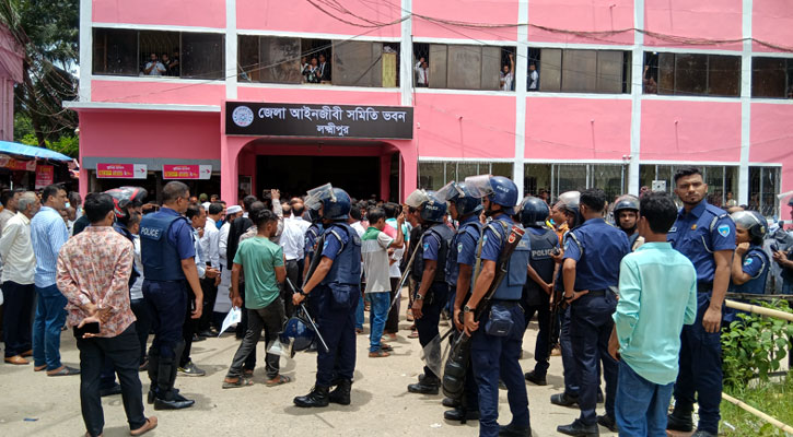 লক্ষ্মীপুরে আওয়ামীপন্থি আইনজীবীদের সঙ্গে আন্দোলনের সমর্থক আইনজীবীদের বাগবিতণ্ডা