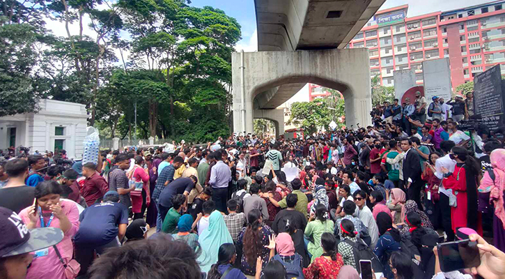 হাইকোর্টের সামনে শিক্ষার্থীদের অবস্থান