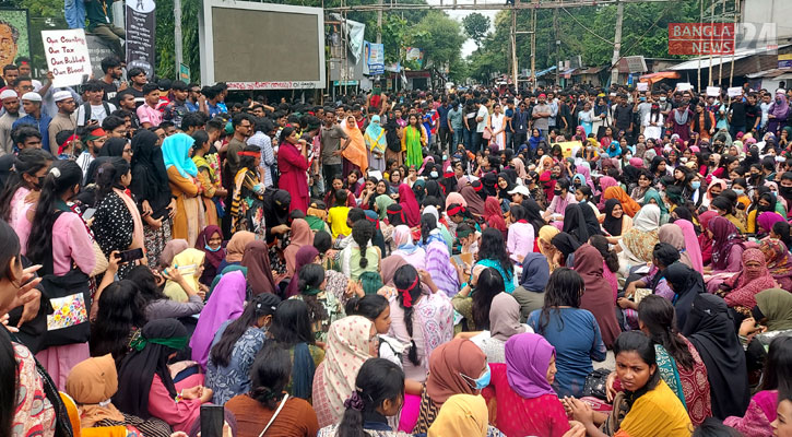 ময়মনসিংহে গান-কবিতা-প্রতিবাদী বক্তব্যে চলছে শিক্ষার্থীদের আন্দোলন