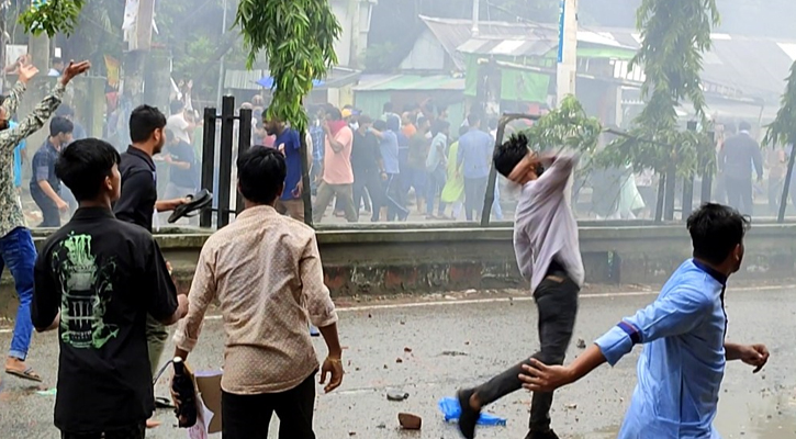 সিলেটে পুলিশ-শিক্ষার্থী দফায় দফায় সংঘর্ষ, টিয়ারগ্যাস-সাউন্ড গ্রেনেড নিক্ষেপ 