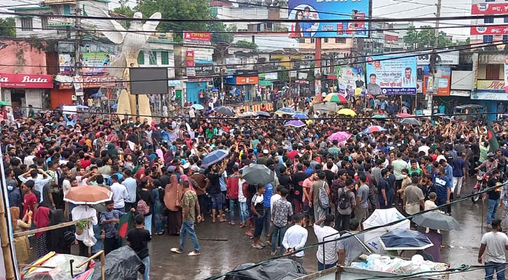 বৃষ্টি উপেক্ষা করে ঝিনাইদহে শিক্ষার্থীদের বিক্ষোভ