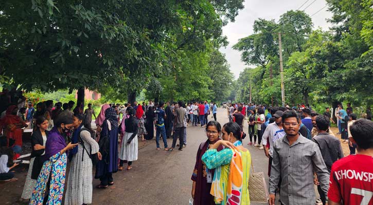 অবরোধ তুলে নিয়ে জাবি শিক্ষার্থীদের আল্টিমেটাম