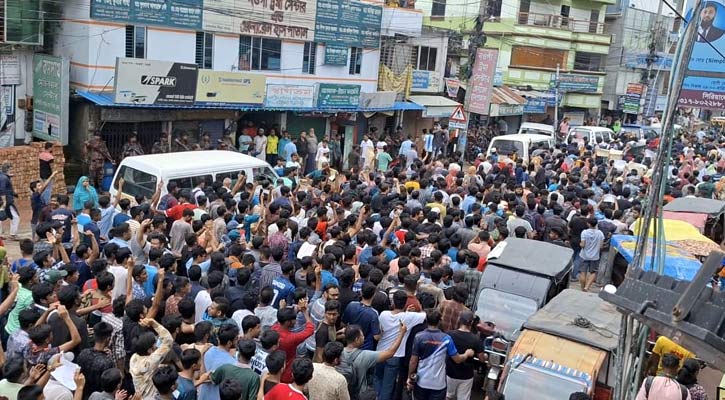 নওগাঁয় ছাত্র-জনতার সঙ্গে ছাত্রলীগের ধাওয়া-পাল্টা ধাওয়া