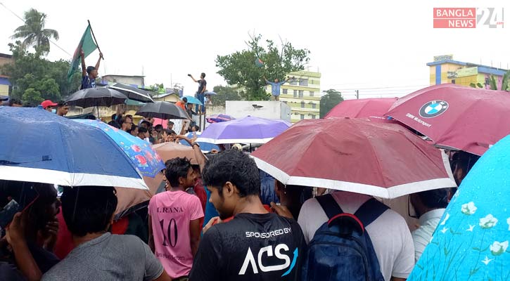 বৃষ্টি উপেক্ষা করে পঞ্চগড়ে ছাত্র-জনতার আন্দোলন