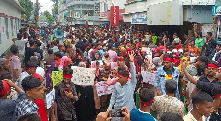 এক দফা দাবিতে চাঁপাইনবাবগঞ্জে বিক্ষোভ