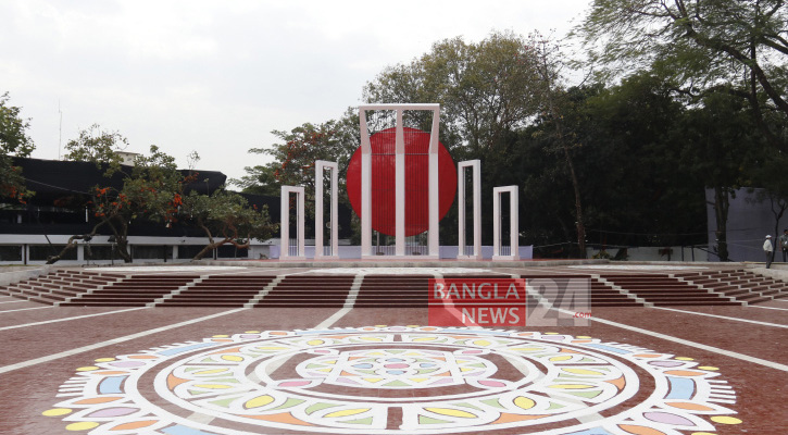 কেন্দ্রীয় শহীদ মিনারে অন্তর্বর্তী সরকারের উপদেষ্টাদের শ্রদ্ধা