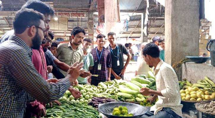 নীলফামারীতে বাজার মনিটরিংয়ে শিক্ষার্থীরা