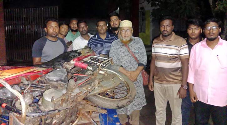 লুট হওয়া ৩ মোটরসাইকেল ফিরিয়ে দিলেন ছাত্ররা