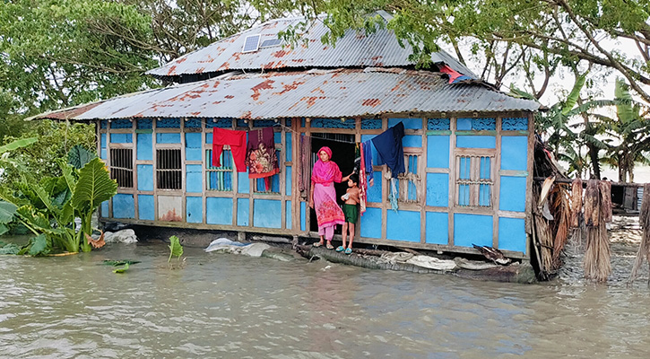 ভোলায় অতি জোয়ারে তলিয়ে গেছে বিস্তীর্ণ জনপদ